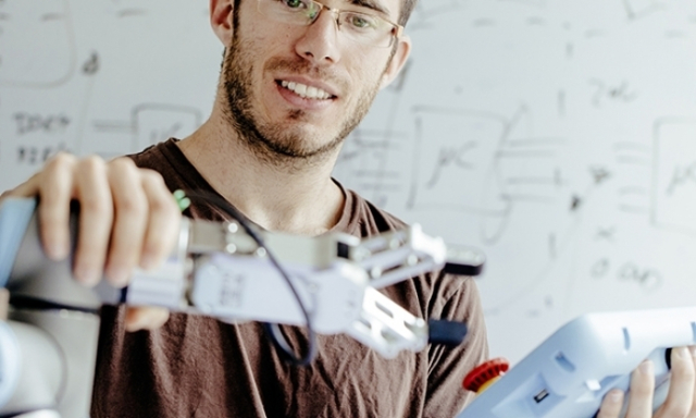 7 reasons why you should invest in a collaborative robot