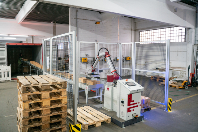 Spezialist für Verkehrssicherheit optimiert das Entladen von Containern mit moderner Automatisierung}