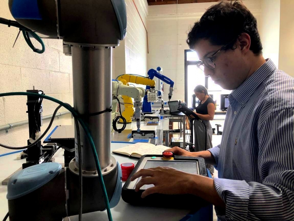 Angelo Moreno (Intern) and Lizzeth Sanche z (Robot Integration) testing Gecko Grippers  on  robot arms from Universal Robots  and Yaskawa