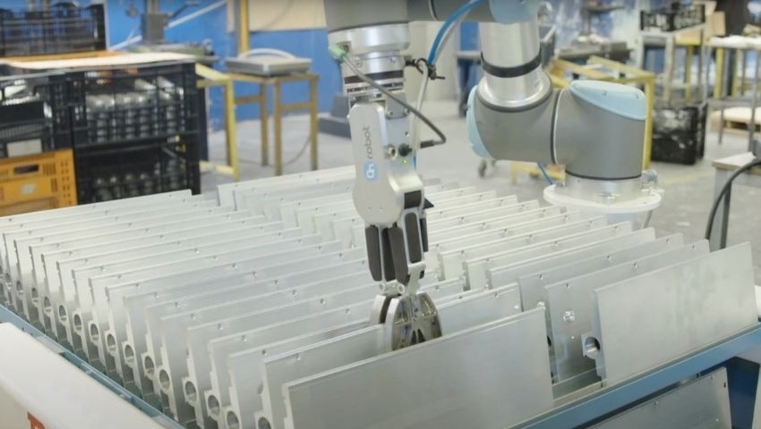 OnRobot-Case-Study-CNC-Machine-Tending-DonkIndustries